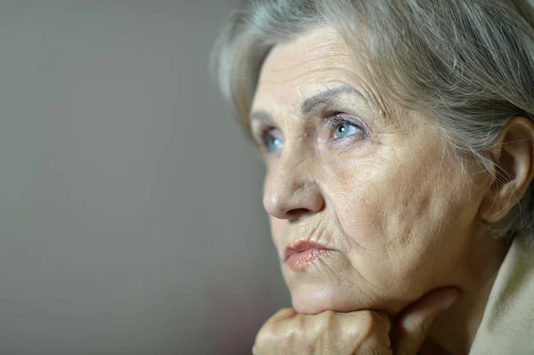 Portrett av en eldre kvinne – stockfoto