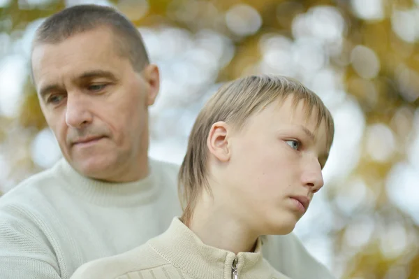 Trauriger Vater und Junge — Stockfoto