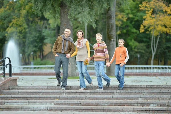 Familj på fyra i park — Stockfoto