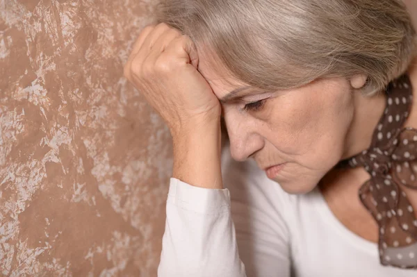 Mujer triste mayor —  Fotos de Stock