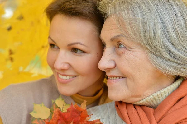 Mom and daughter for a walk — Stock Photo, Image