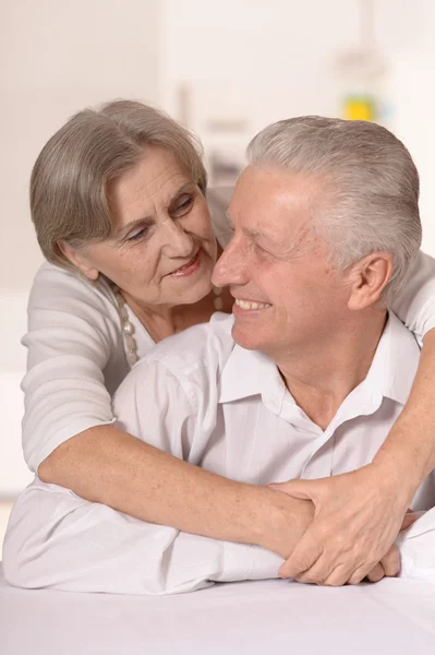 Retrato de um feliz casal de idosos — Fotografia de Stock