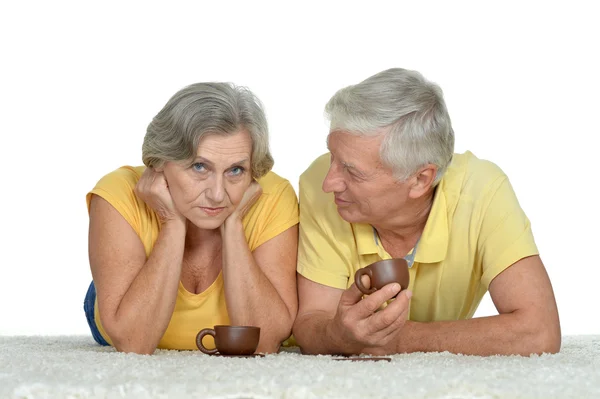 Ouder paar liegen — Stockfoto