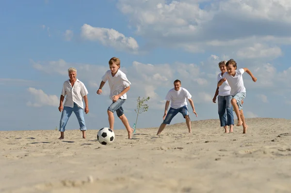 Familj spelar fotboll — Stockfoto