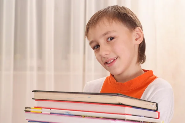 Молодий хлопчик з книгами — стокове фото