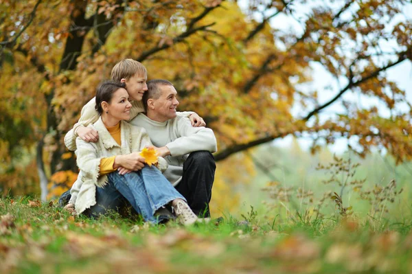 Famiglia felice di tre sulla natura — Foto Stock