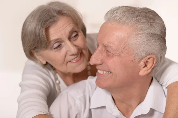 Retrato de um feliz casal de idosos — Fotografia de Stock