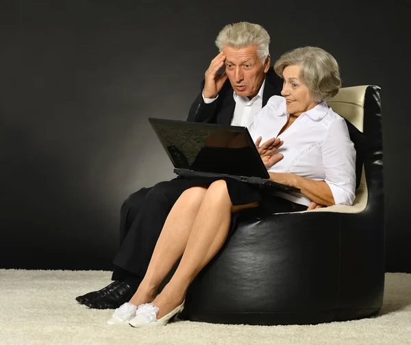 老年夫妇使用的便携式计算机 — 图库照片