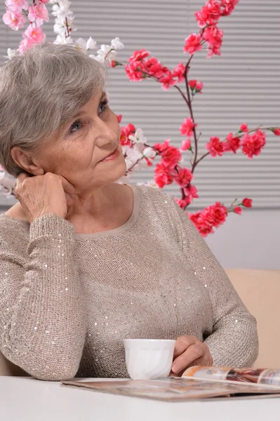 Portret van een aantrekkelijke middelbare leeftijd vrouw in een rode jurk — Stockfoto