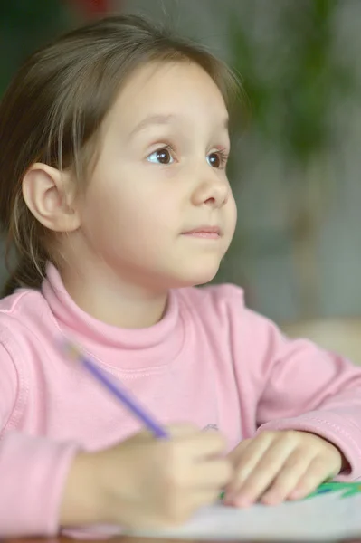 Маленька дівчинка малює — стокове фото