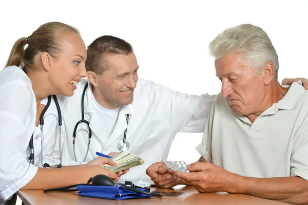 Oude man en artsen — Stockfoto