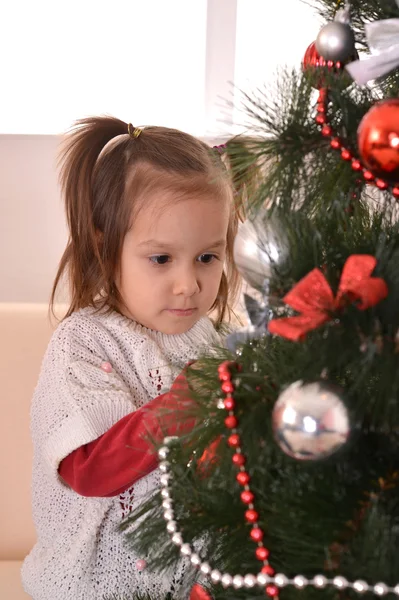 Kleines Mädchen feiert Weihnachten — Stockfoto