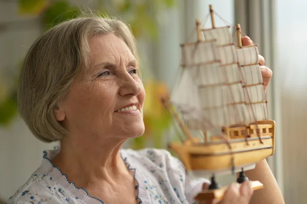 Mujer mayor con barco — Foto de Stock