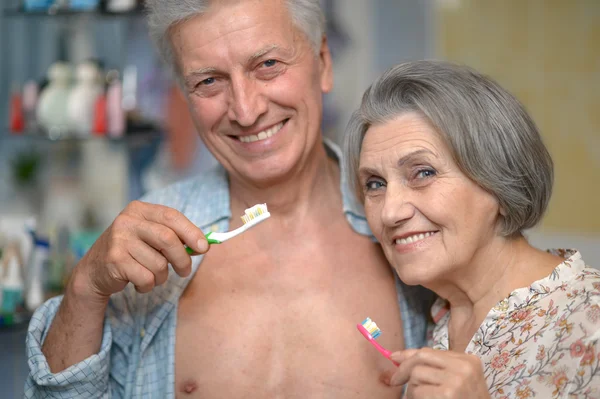 Senior koppel met toobrushes — Stockfoto