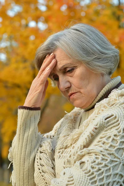 Seniorin über die Natur — Stockfoto