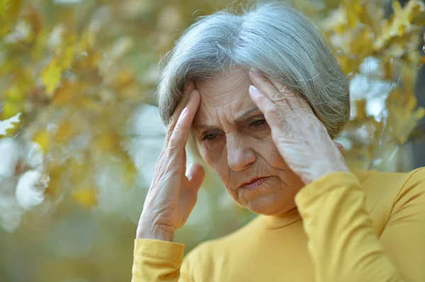 Senior vrouw op aard — Stockfoto