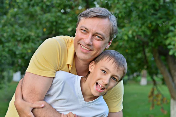 Papà con suo figlio — Foto Stock