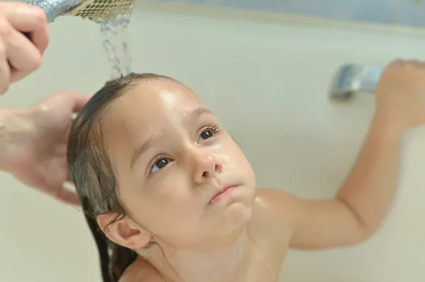 Pieni tyttö kylvyssä — kuvapankkivalokuva