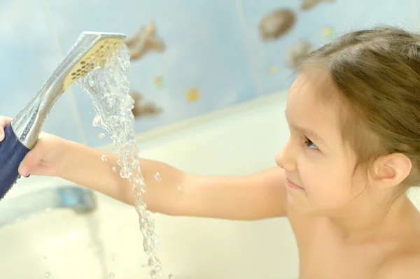 Pieni tyttö kylvyssä — kuvapankkivalokuva
