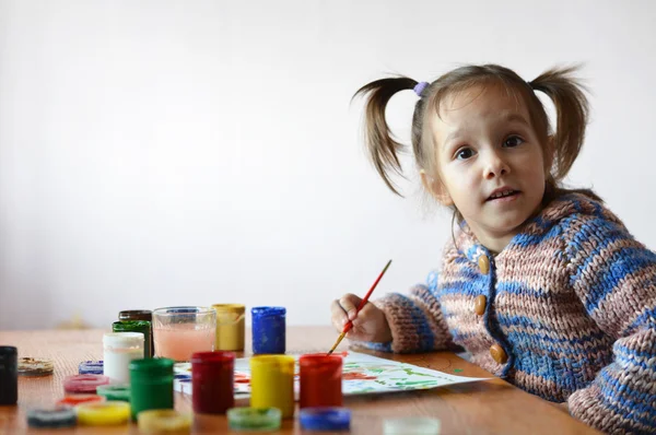 Menina agradável desenha tinta no quarto — Fotografia de Stock