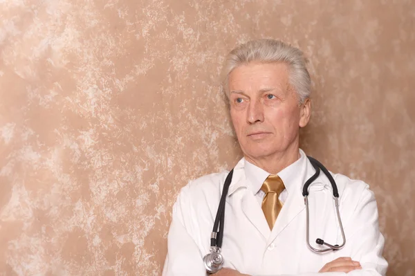 Starszy lekarz na brązowy — Zdjęcie stockowe