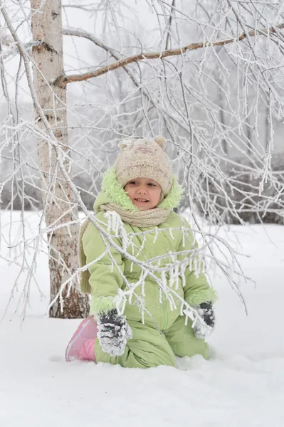 Ευτυχισμένη κοριτσάκι το χειμώνα — Φωτογραφία Αρχείου