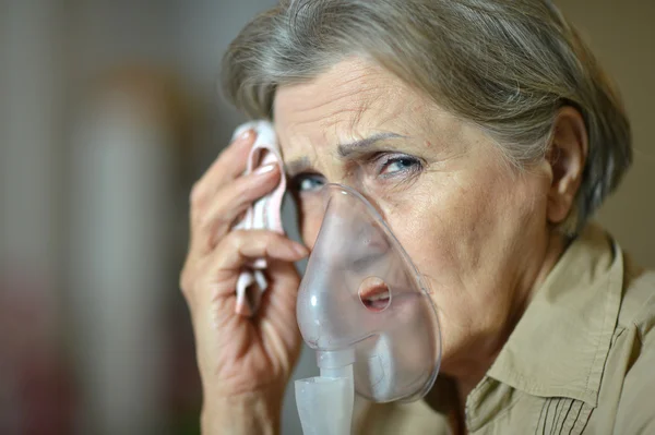 Starsza kobieta co drogi oddechowe — Zdjęcie stockowe