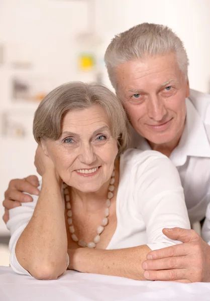 Πορτρέτο ενός ευτυχισμένου ηλικιωμένου ζευγαριού — Φωτογραφία Αρχείου