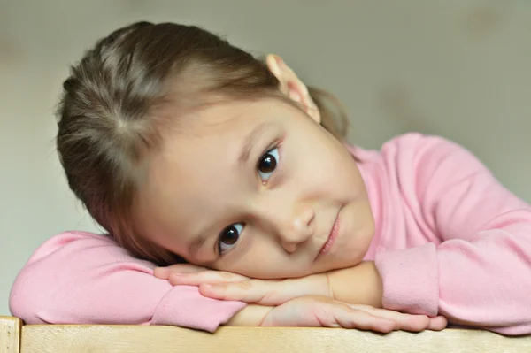 Portret van emotioneel klein meisje thuis — Stockfoto