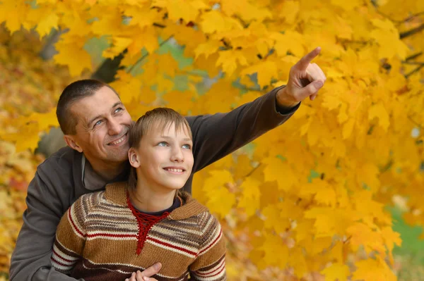 Padre e hijo en un paseo — Foto de Stock