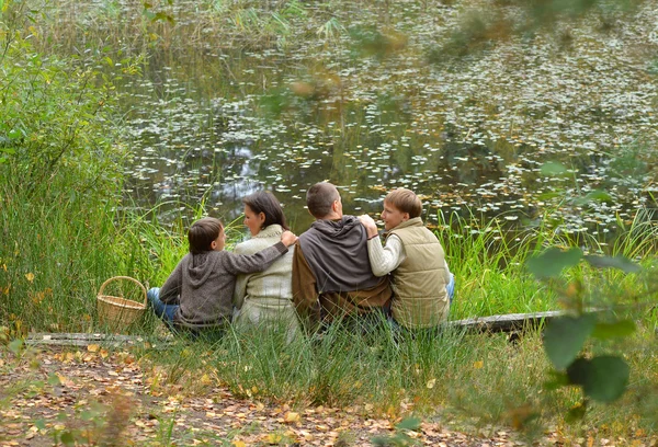 Família de quatro pessoas no parque — Fotografia de Stock