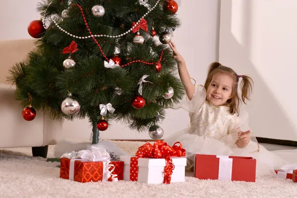 Liten flicka med julklappar — Stockfoto