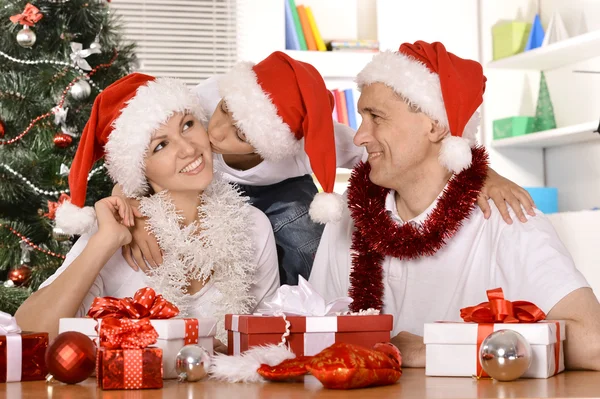 Família celebrando o ano novo — Fotografia de Stock