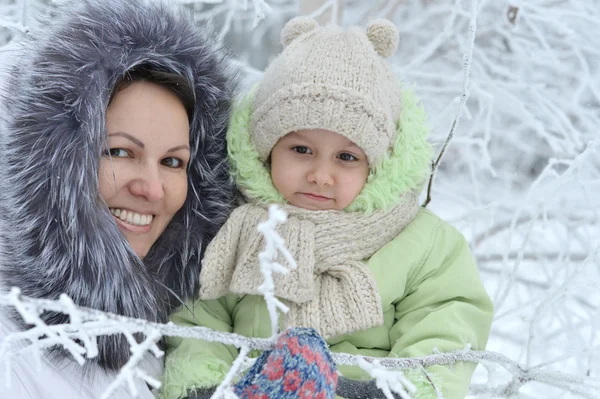 Schöne Mutter und Tochter zu Fuß — Stockfoto