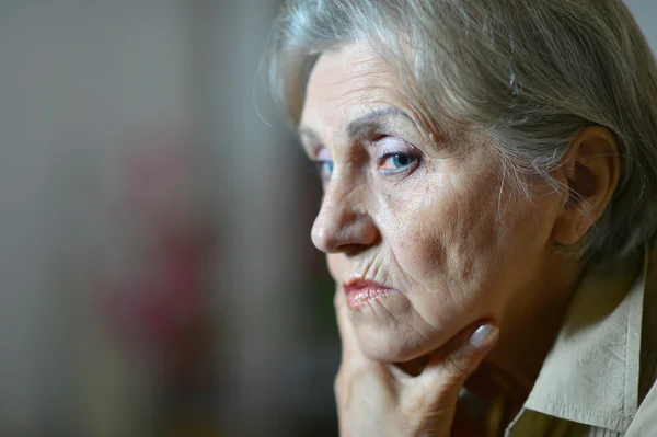 Smutny wieku kobieta — Zdjęcie stockowe