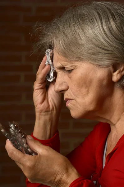 Oudere zieke vrouw — Stockfoto