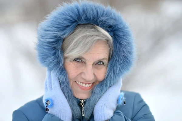 Ηλικιωμένη γυναίκα το χειμώνα — Φωτογραφία Αρχείου