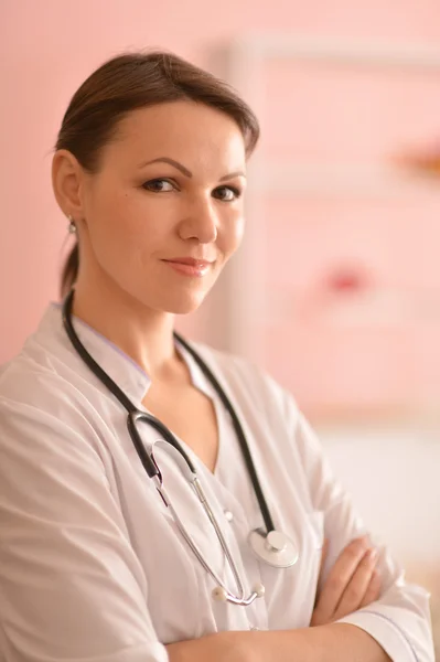 Schöne Krankenschwester stehend — Stockfoto