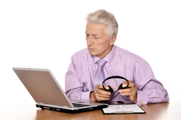 Anciano hombre de negocios con portátil —  Fotos de Stock