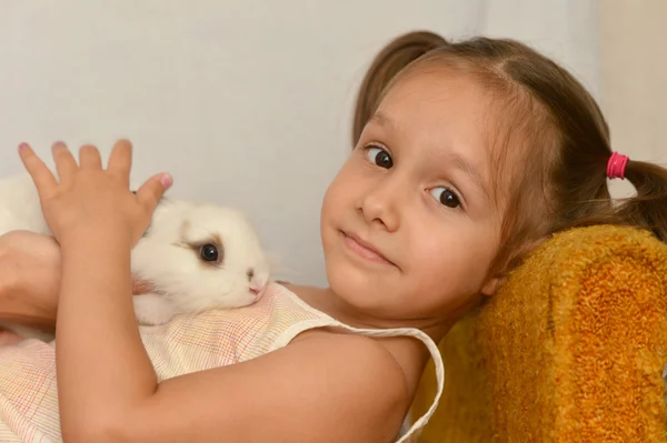 Fille avec un lapin — Photo