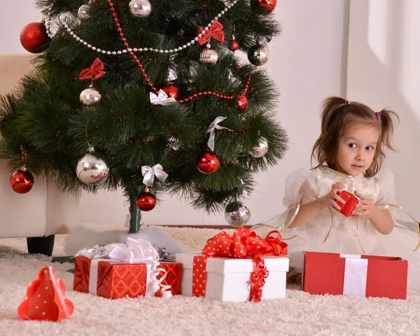 Klein meisje met kerstcadeaus — Stockfoto