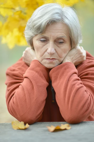 Smutný starší žena — Stock fotografie