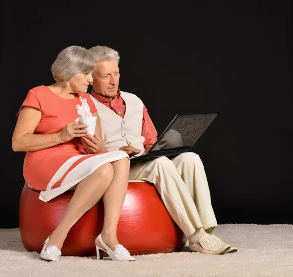 Casal de idosos usando laptop — Fotografia de Stock