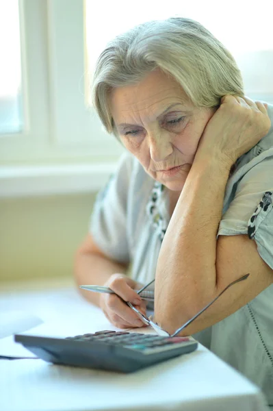 Poważne starsza kobieta z kalkulatora — Zdjęcie stockowe