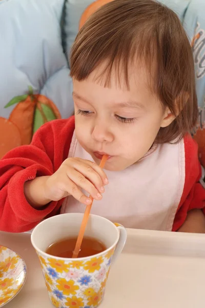 Klein meisje eten — Stockfoto