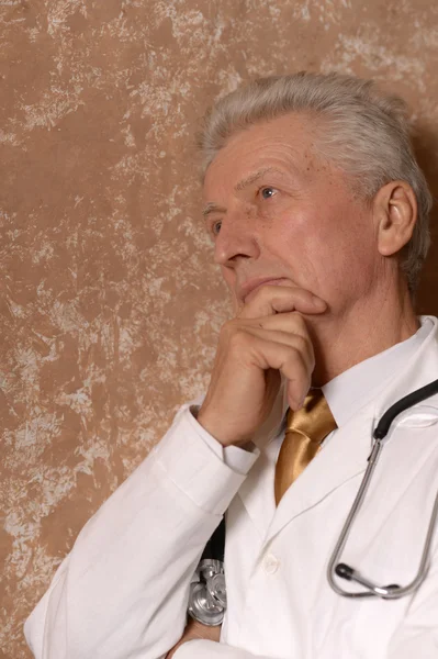 Dottore anziano su marrone — Foto Stock