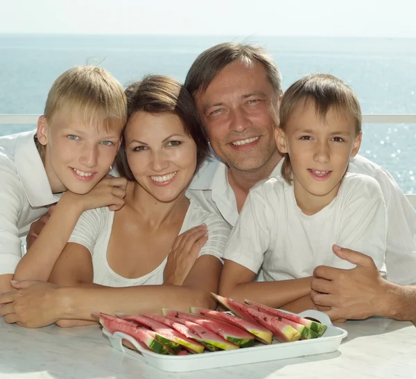 Vacker familj äta vattenmelon — Stockfoto