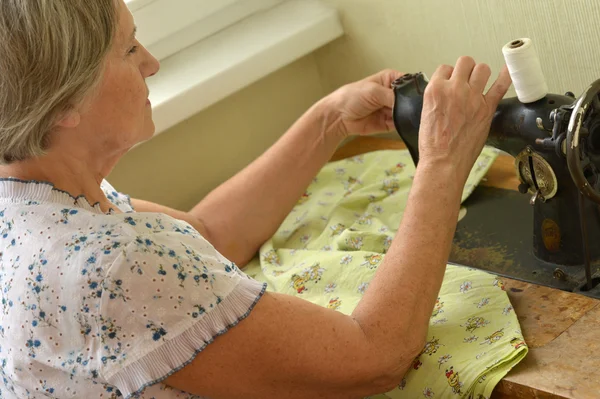 Äldre kvinna på symaskin — Stockfoto