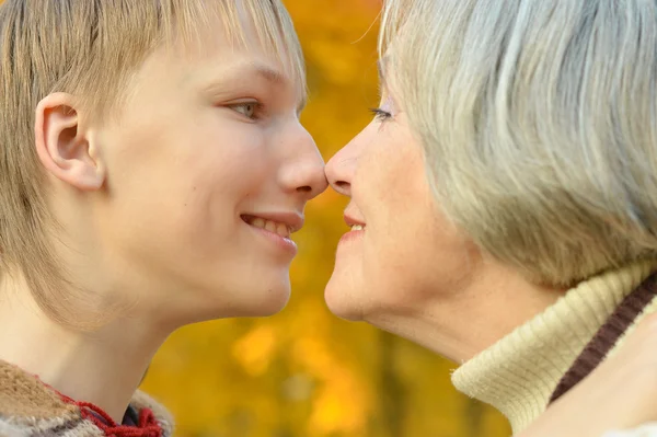 Mooie grootmoeder met jongen — Stockfoto