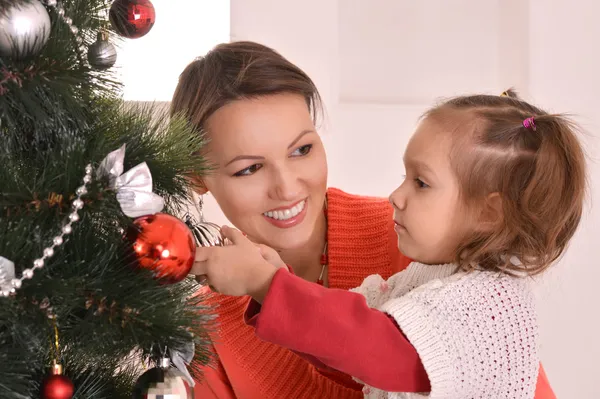 Härlig mamma dekorera granen med dotter — Stockfoto